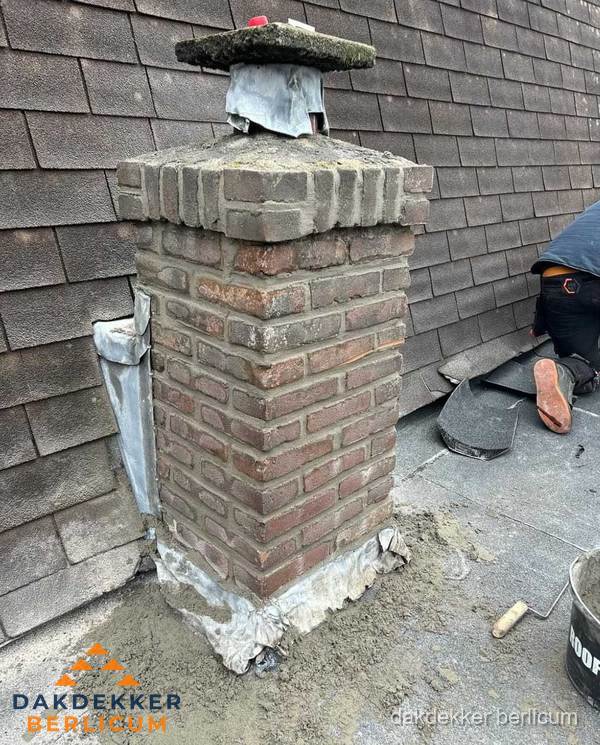 Schoorsteen reparatie met lood en voegwerk op leien dak in Berlicum Schoorsteen reparatie met lood en voegwerk op leien dak in Berlicum