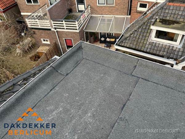 Overzicht plat dak met dakgoot in woonwijk Berlicum Overzicht plat dak met dakgoot in woonwijk Berlicum