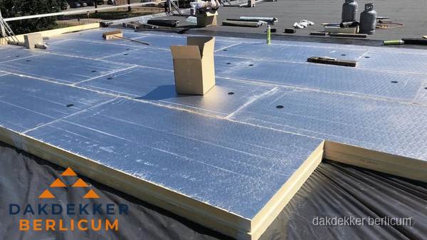 PIR isolatieplaten worden gelegd op plat dak voor dakisolatie in Berlicum PIR isolatieplaten worden gelegd op plat dak voor dakisolatie in Berlicum