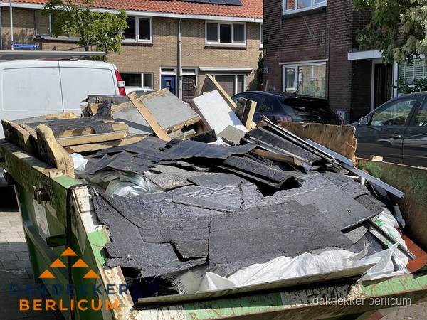 Afvalcontainer met gesloopt dakmateriaal tijdens dakkapel renovatie in Berlicum Afvalcontainer met gesloopt dakmateriaal tijdens dakkapel renovatie in Berlicum