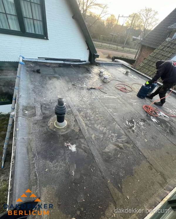 Dakdekker verhelpt daklekkage op plat dak in Berlicum Dakdekker verhelpt daklekkage op plat dak in Berlicum