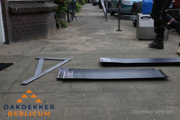 Dakbedekkingsmateriaal en zinkwerk klaargelegd voor reparatie in Berlicum Dakbedekkingsmateriaal en zinkwerk klaargelegd voor reparatie in Berlicum