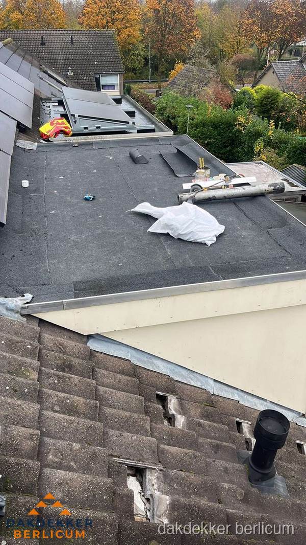 Beschadigde dakbedekking op plat dak voor reparatie in Berlicum Beschadigde dakbedekking op plat dak voor reparatie in Berlicum