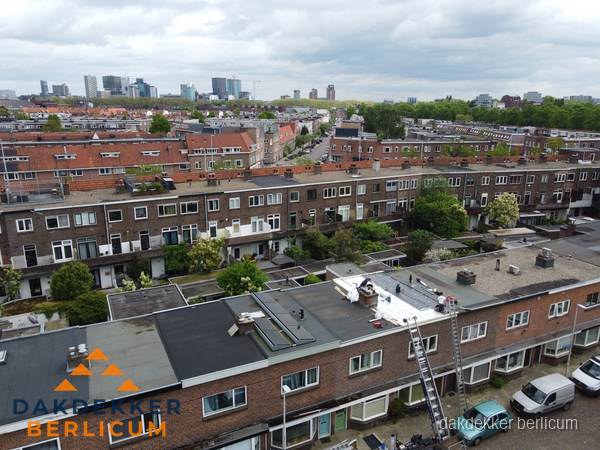 Spoed dakdekker aan het werk op plat dak in woonwijk Berlicum Spoed dakdekker aan het werk op plat dak in woonwijk Berlicum