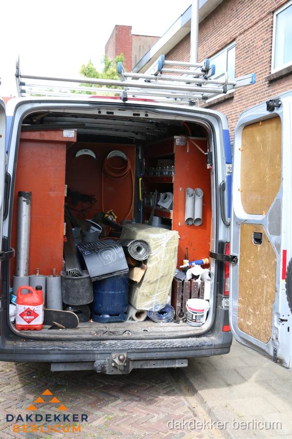 Bedrijfsbus van dakdekker met gereedschap en materialen in Berlicum