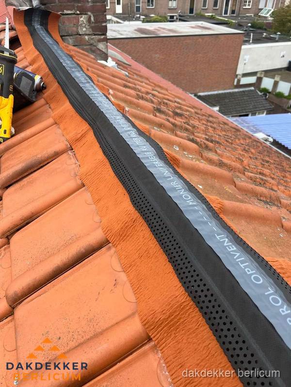 Nokventilatie installeren op hellend pannendak in Berlicum Nokventilatie installeren op hellend pannendak in Berlicum