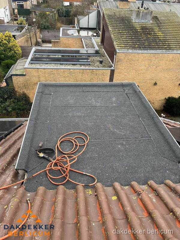 Reparatie aansluiting plat dak en schuin dak in Berlicum Reparatie aansluiting plat dak en schuin dak in Berlicum