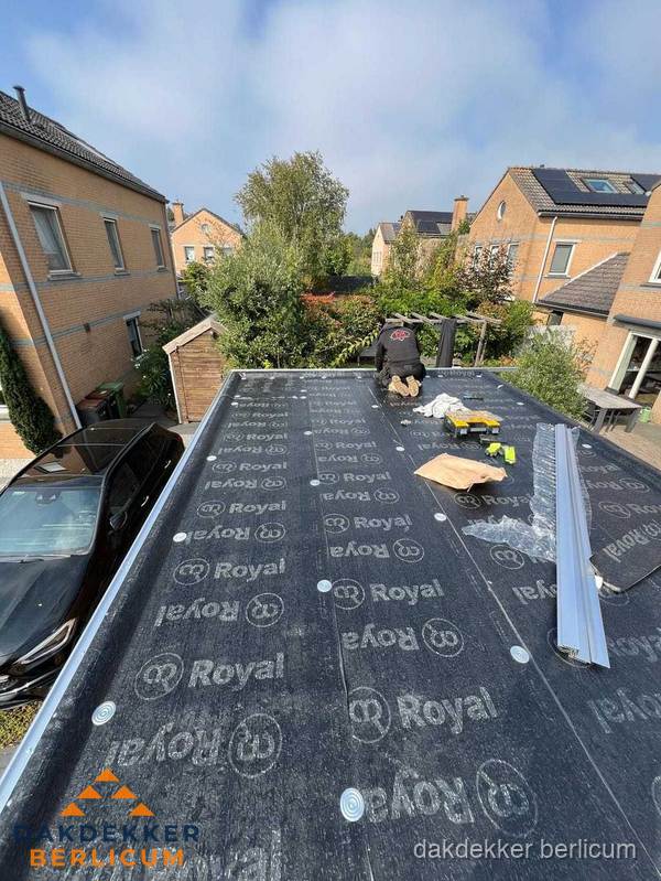 Nieuwe Royal bitumen dakbedekking op plat dak van aanbouw in Berlicum Nieuwe Royal bitumen dakbedekking op plat dak van aanbouw in Berlicum