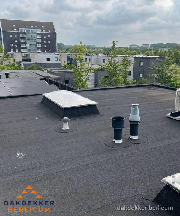 Groot plat dak met lichtkoepel en dakdoorvoeren in Berlicum Groot plat dak met lichtkoepel en dakdoorvoeren in Berlicum