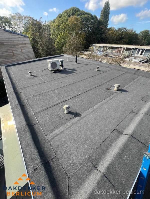 Kosten dakdekker: afgewerkt plat bedrijfsdak met bitumen in Berlicum Kosten dakdekker: afgewerkt plat bedrijfsdak met bitumen in Berlicum