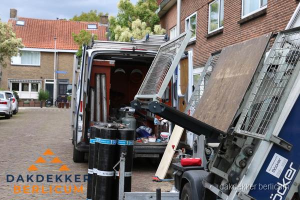 Dakdekkersbusje met materiaal en ladderlift voor dakpannen vervangen in Berlicum Dakdekkersbusje met materiaal en ladderlift voor dakpannen vervangen in Berlicum