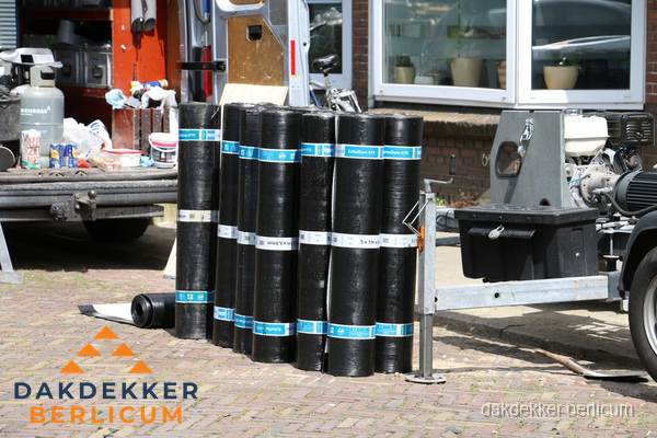 Rollen bitumen dakbedekking klaar voor daklekkage reparatie in Berlicum Rollen bitumen dakbedekking klaar voor daklekkage reparatie in Berlicum