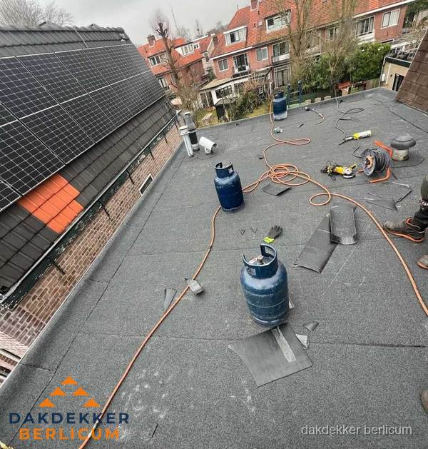 Daklekkage repareren met brandgereedschap op plat dak in Berlicum Daklekkage repareren met brandgereedschap op plat dak in Berlicum