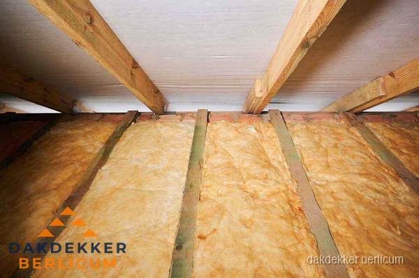 Dakisolatie met glaswol tussen dakspanten in Berlicum Dakisolatie met glaswol tussen dakspanten in Berlicum