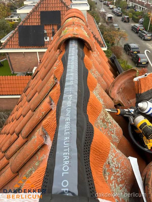 Dakdekker vervangt nokvorst met ruiterrol op pannendak in Berlicum Dakdekker vervangt nokvorst met ruiterrol op pannendak in Berlicum